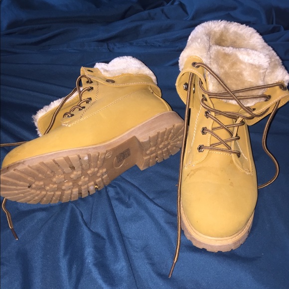 Fluffy Boots - Picture 1 of 2